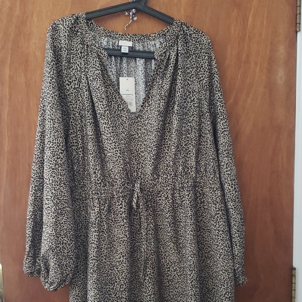 Chic Leopard Print V-Neck Dress